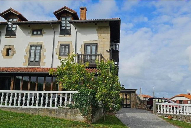 Escapada de 1 ó 2 Noches con Desayuno y Botella de Cava en Hotel Palacio La Casona de Cerrazo (Cerrazo, Cantabria)
