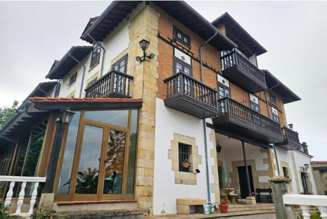 Escapada de 1 ó 2 Noches con Desayuno y Botella de Cava en Hotel Palacio La Casona de Cerrazo (Cerrazo, Cantabria)