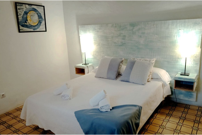 Escapada de 2 Noches con Desayuno en El Cau del Papibou (Peratallada, Girona)