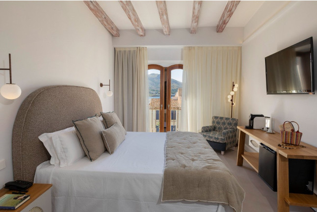 Escapada Romántica con Jacuzzi, Bañera, Cava, Bombones y Rosa en Hotel Spa Porto Cristo 4* (Port de la Selva, Girona)
