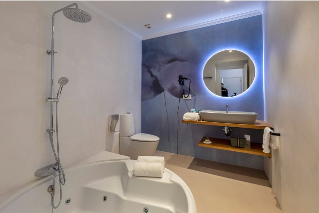 Escapada Romántica con Jacuzzi, Bañera, Cava, Bombones y Rosa en Hotel Spa Porto Cristo 4* (Port de la Selva, Girona)