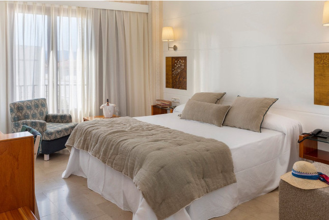 Escapada Romántica con Jacuzzi, Bañera, Cava, Bombones y Rosa en Hotel Spa Porto Cristo 4* (Port de la Selva, Girona)