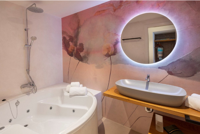 Escapada Romántica con Jacuzzi, Bañera, Cava, Bombones y Rosa en Hotel Spa Porto Cristo 4* (Port de la Selva, Girona)