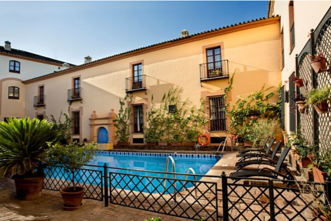 Escapada con Desayuno en Hotel Alcázar de la Reina 4* y Visita Guiada Estándar a Puerto de Indias con Degustación (Carmona, Sevilla)