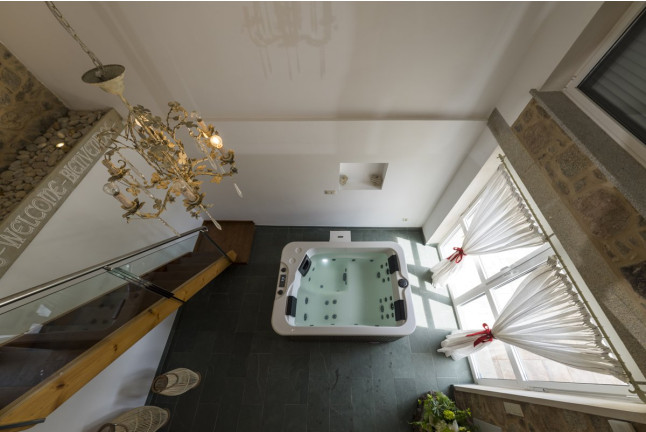 Escapada con Jacuzzi Privado y Comida o Cena en Casa das Fiadeiras o A Casa de Anxo e Samu (Muxía, A Coruña)