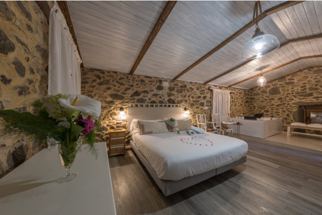 Escapada con Jacuzzi Privado y Comida o Cena en Casa das Fiadeiras o A Casa de Anxo e Samu (Muxía, A Coruña)