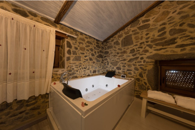 Escapada con Jacuzzi Privado y Comida o Cena en Casa das Fiadeiras o A Casa de Anxo e Samu (Muxía, A Coruña)