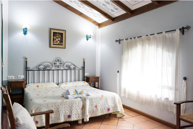Escapada en Hotel Rural Soterraña y Visita a Bodegas Ruiz Torres, Cata de 3 Vinos y 2 Botellas de Vino para dos (Cáceres) 