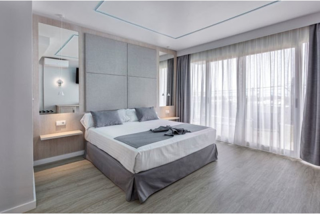 Escapada en Habitación Suite con Bañera de Hidromasaje en Hotel Abril (San Juan, Alicante)