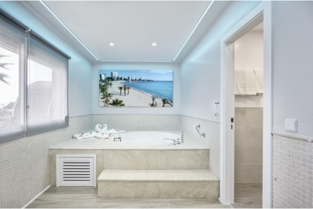 Escapada en Habitación Suite con Bañera de Hidromasaje en Hotel Abril (San Juan, Alicante)