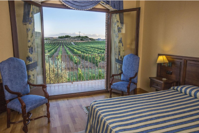 Escapada con Spa en Hotel Spa Tudanca Aranda 4* y Visita a Bodegas Viña Arnáiz con Cata de Vinos (Burgos)