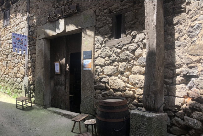 Escapada con Spa y Cena en Hotel & Spa Villa de Mogarraz 4* y Visita a La Bodega Medieval con Degustación de Vinos para dos (Salamanca)  