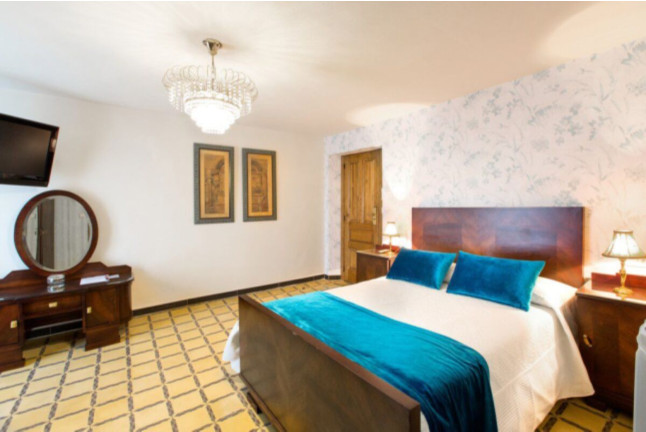 Escapada con Desayuno en Hotel Villa San Jorge con Visita Guiada y Cata de Vinos en Bodega ENATE (Huesca)