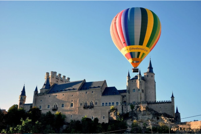 Escapada en Hotel Cándido 4* y Vuelo en Globo para dos con Cava, Almuerzo y Reportaje de Fotos y Vídeo (Segovia)