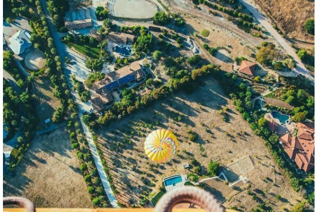 Vuelo en Globo con Desayuno, Cava, Vídeo y Noche en Hotel Casa de Colón para dos (Sevilla)