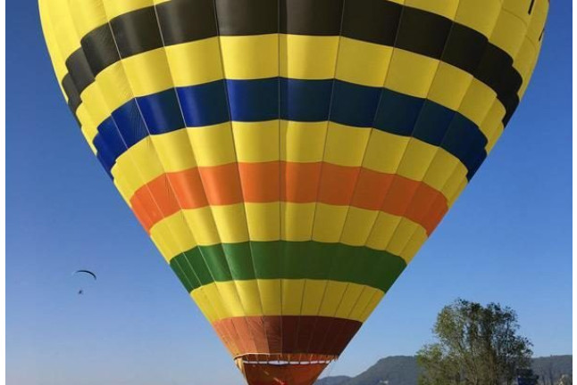 Vuelo en Globo con Desayuno, Cava, Vídeo y Noche en Hotel Casa de Colón para dos (Sevilla)