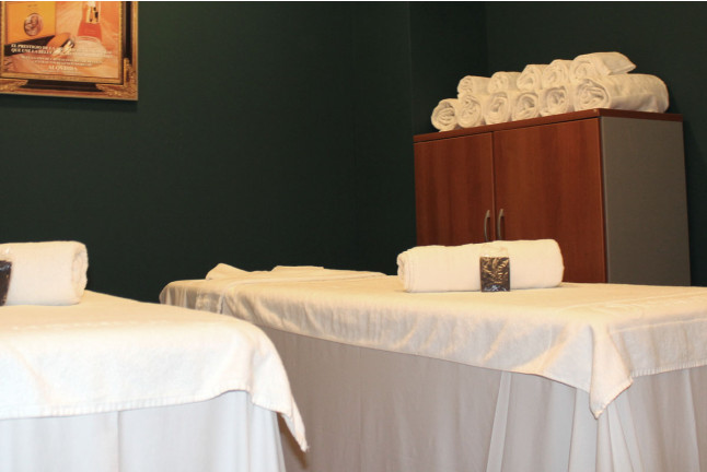 Jacuzzi y Piscina Climatizada con Opción de Masaje y/o Sauna para dos en Spa Ilunion Islantilla (Islantilla, Huelva)