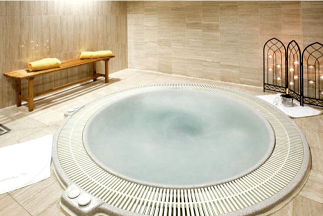 Jacuzzi y Piscina Climatizada con Opción de Masaje y/o Sauna para dos en Spa Ilunion Islantilla (Islantilla, Huelva)