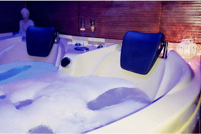 Circuito Relajante en Pareja con Jacuzzi Privado, Brindis de Cava y Bombones en MiSpa Centro E.I.S. (Las Palmas de Gran Canaria)