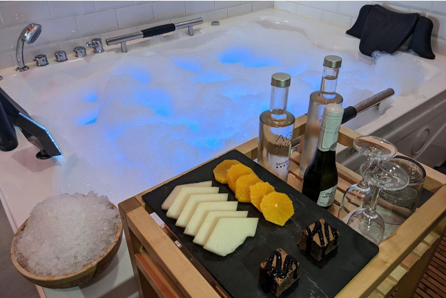 Jacuzzi Privado con Opción a Masaje para dos en Hotel Spa Odeón 4* (Ferrol, A Coruña) - De lunes a sábado