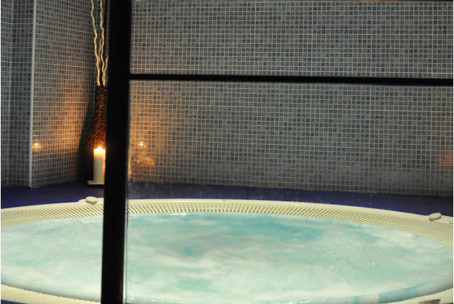 Jacuzzi Privado con Cromoterapia, Bombones, Cava y Masaje Tailandés para dos (Valladolid)