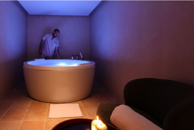Jacuzzi Privado, Masaje, Dulces y Copa de Cava para dos en Spa Terracalma del Hotel Miramar 5*GL (Barcelona)