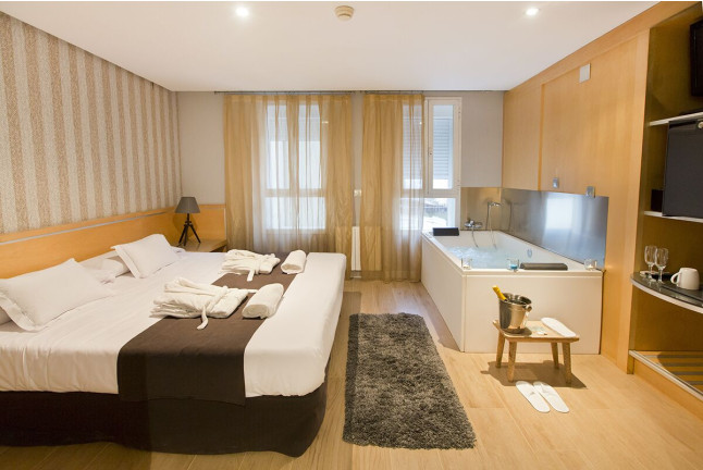 Escapada con Bañera de Hidromasaje y Cena en You&Co Hotel Botánico Boutique (Valencia)
