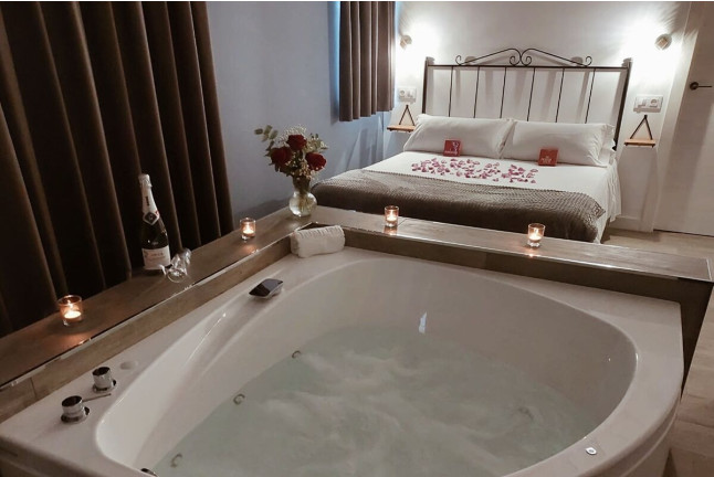 Escapada Romántica con Bañera de Hidromasaje Doble y Botella de Cava en Jardines Villaverde (Villaverde de Pontones, Cantabria)