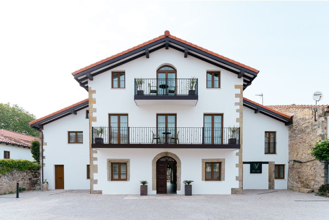 Escapada Romántica con Bañera de Hidromasaje Doble y Botella de Cava en Jardines Villaverde (Villaverde de Pontones, Cantabria)