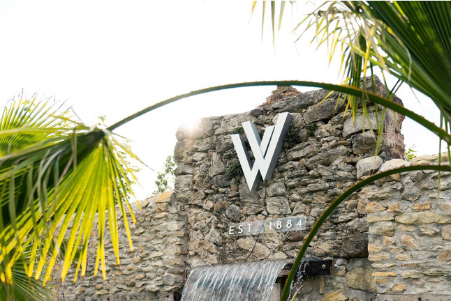 Escapada Romántica con Bañera de Hidromasaje Doble y Botella de Cava en Jardines Villaverde (Villaverde de Pontones, Cantabria)