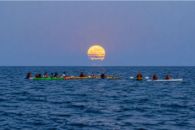 Kayak con Luna Llena (Es Figueral, Ibiza)