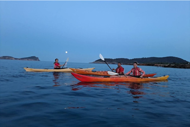Kayak con Luna Llena (Es Figueral, Ibiza)