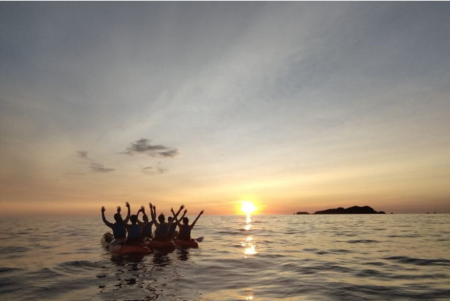 Kayak o SUP y Snorkel al Atardecer con Cava (Ibiza)