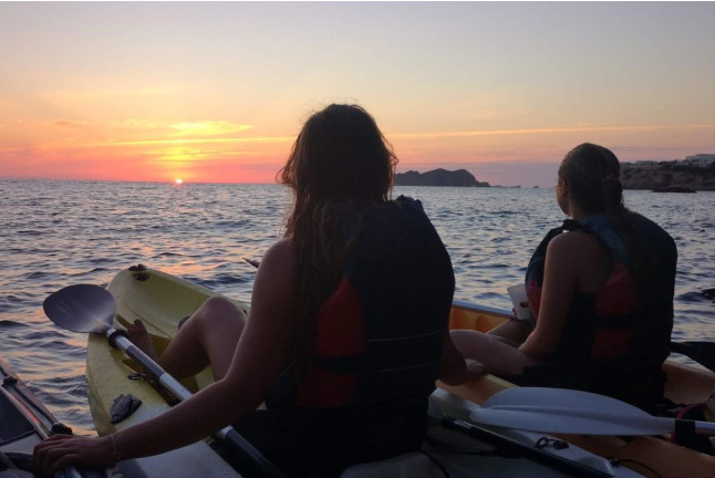 Kayak o SUP y Snorkel al Atardecer con Cava (Ibiza)