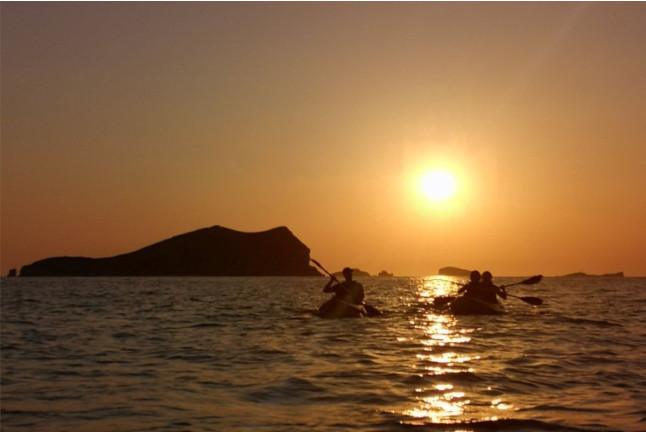 Kayak o SUP y Snorkel al Atardecer con Cava (Ibiza)