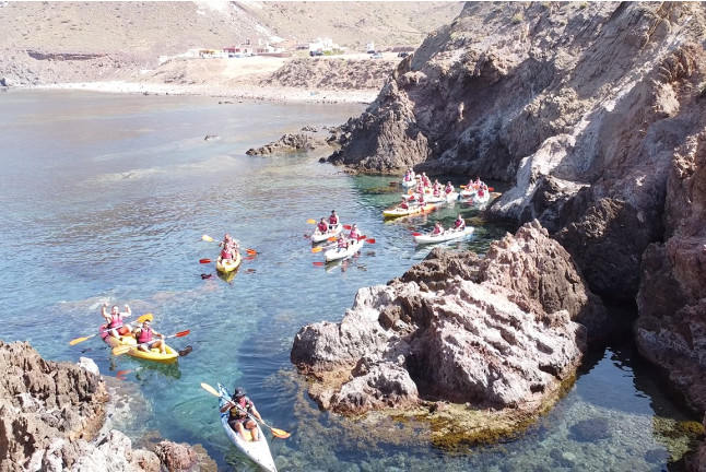 Excursión en Barco con Kayak y Snorkel en aguas cristalinas por Cabo de Gata (Almería)