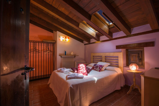 Escapada Romántica en Castilla La Mancha con Circuito Spa Privado, Cava y Bombones en La Casa Del Canónigo 4* (Cuenca)
