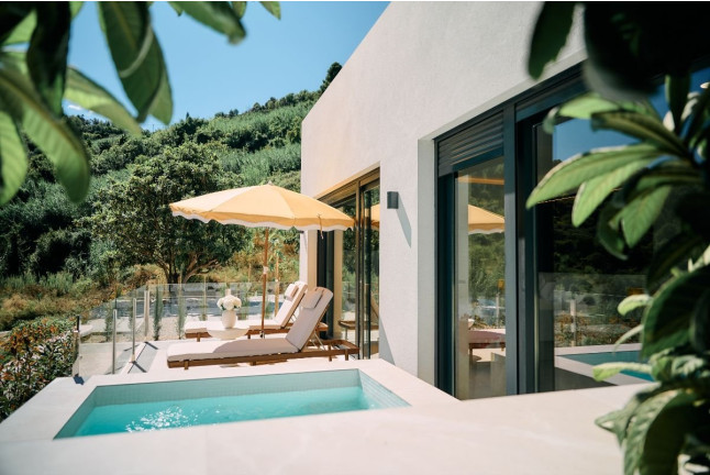 Escapada en Villa con Desayuno y Jacuzzi Exterior en Young Hotels Denia (La Vall de Laguar, Alicante)