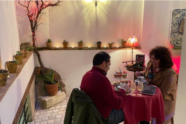 Experiencia Romántica: Degustación de Pasteles en Patio Privado para dos (Olivenza, Badajoz)