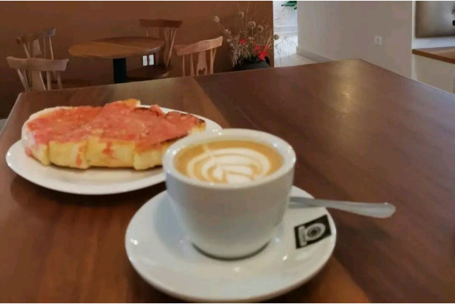 Experiencia Romántica: Degustación de Pasteles en Patio Privado para dos (Olivenza, Badajoz)
