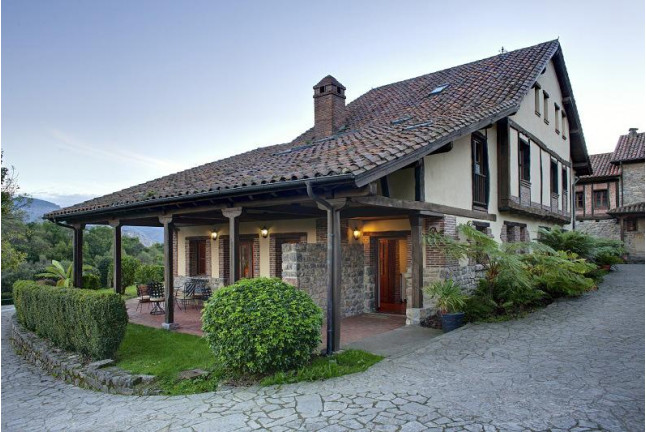 Escapada en Habitación con Bañera Hidromasaje y Cena en Alojamiento Rural La Montaña Mágica (Asturias)