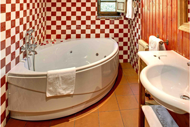Escapada en Habitación con Bañera Hidromasaje y Cena en Alojamiento Rural La Montaña Mágica (Asturias)