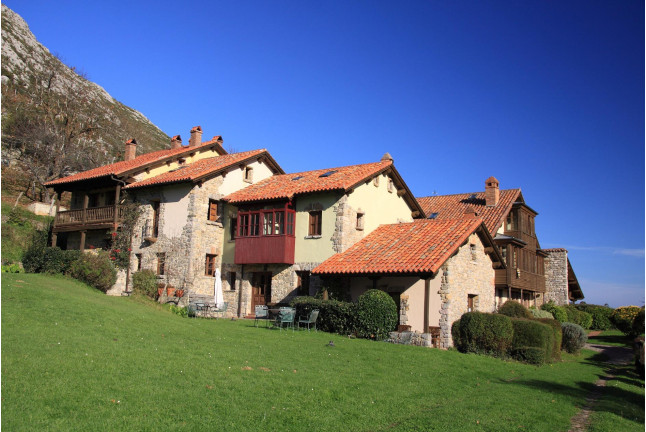 Escapada en Habitación con Bañera Hidromasaje y Cena en Alojamiento Rural La Montaña Mágica (Asturias)