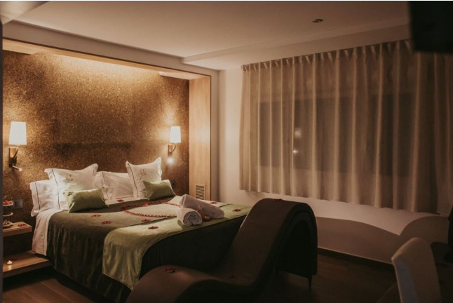 Pack Eros: Escapada con Desayuno, Frutas de la Pasión, Cava y Bombones en Suite Deluxe Natura en La Trobada Hotel Boutique (Girona)