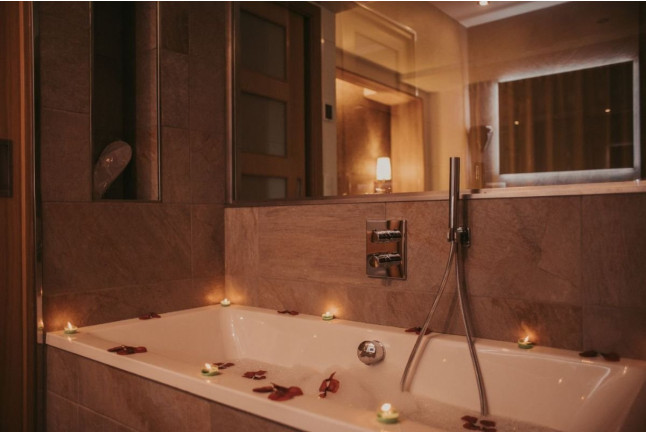 Pack Eros: Escapada con Desayuno, Frutas de la Pasión, Cava y Bombones en Suite Deluxe Natura en La Trobada Hotel Boutique (Girona)