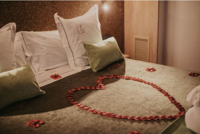 Pack Eros: Escapada con Desayuno, Frutas de la Pasión, Cava y Bombones en Suite Deluxe Natura en La Trobada Hotel Boutique (Girona)