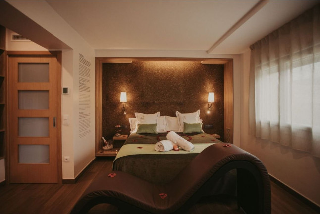 Pack Eros: Escapada con Desayuno, Frutas de la Pasión, Cava y Bombones en Suite Deluxe Natura en La Trobada Hotel Boutique (Girona)