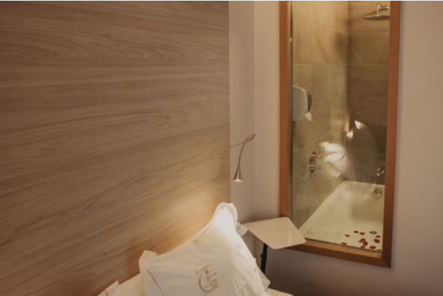 Escapada Romántica con Desayuno Tradicional y Botella de Cava en La Trobada Hotel Boutique (Girona)
