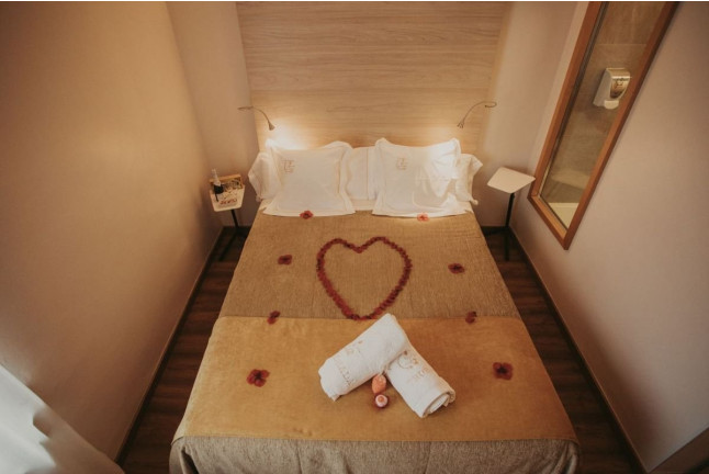 Escapada Romántica con Desayuno Tradicional y Botella de Cava en La Trobada Hotel Boutique (Girona)