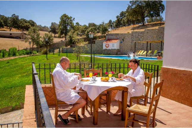 Apartamentos La Venta del Charco: Circuito Spa, Masaje con Ducha Neikp y Comida o Cena para dos (V-D) (Cardeña, Córdoba) 